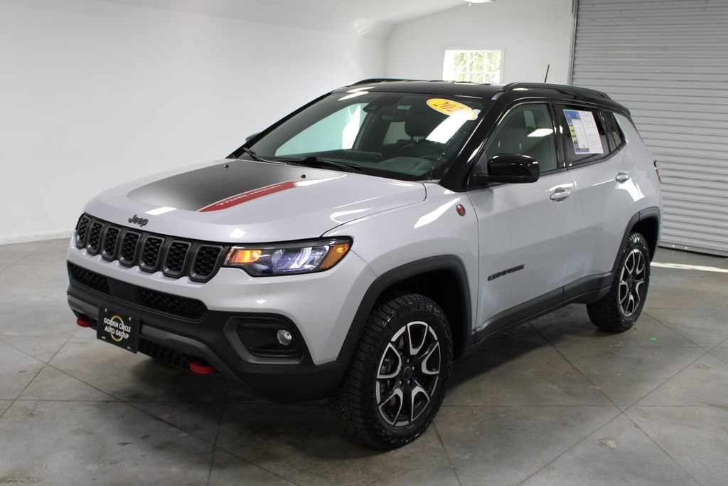 Used 2025 Jeep Compass Trailhawk image 4