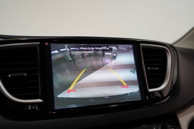 Used 2024 Chrysler Pacifica Touring-L image 27