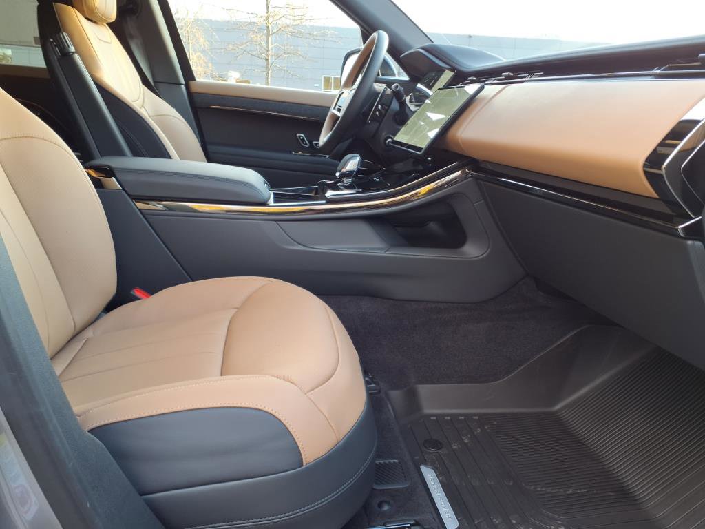 New 2025 Land Rover Range Rover Sport Dynamic SE image 3