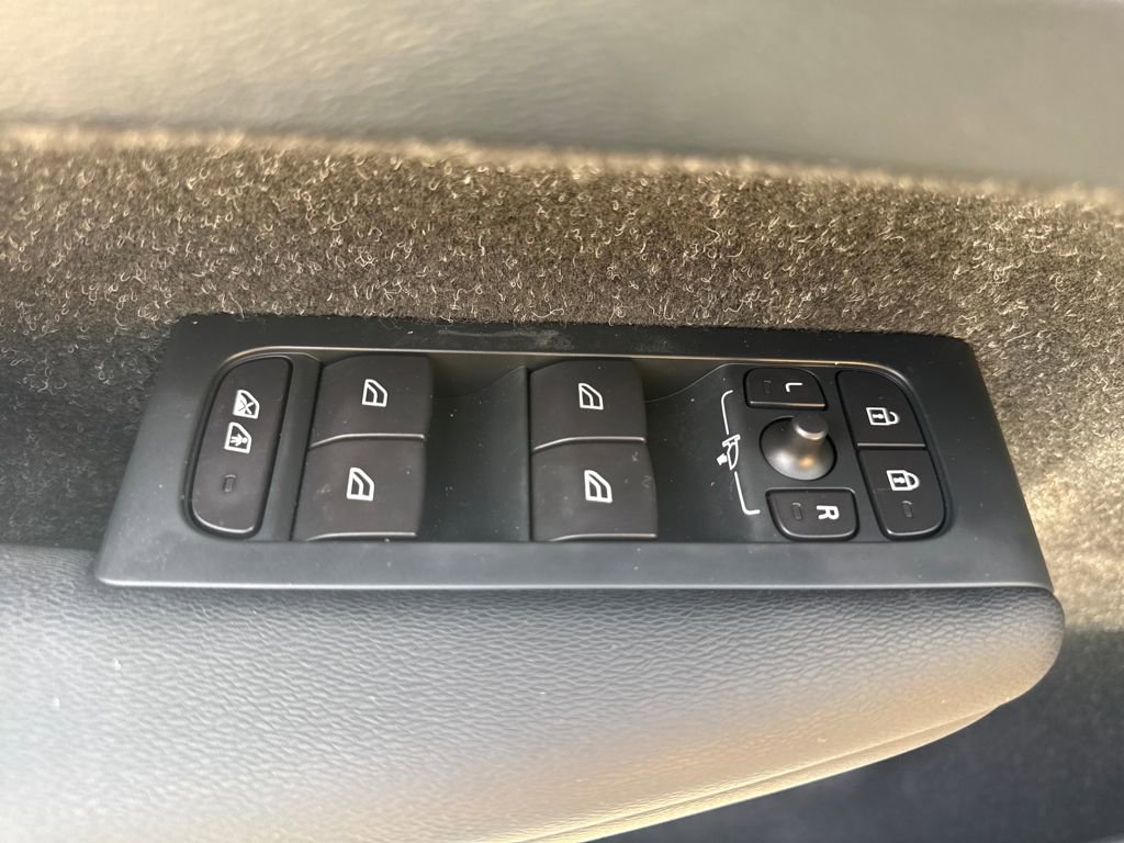 Used 2019 Volvo XC40 T5 Momentum image 15