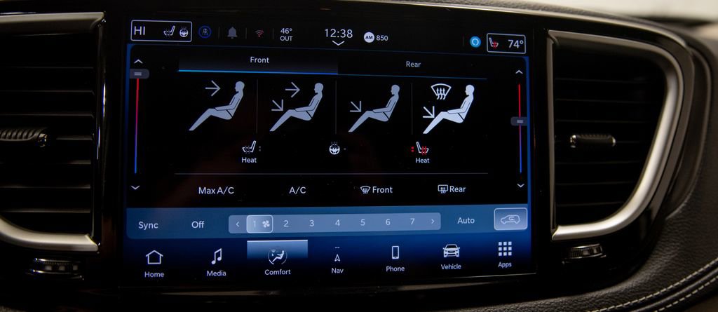 Used 2024 Chrysler Pacifica Select image 26