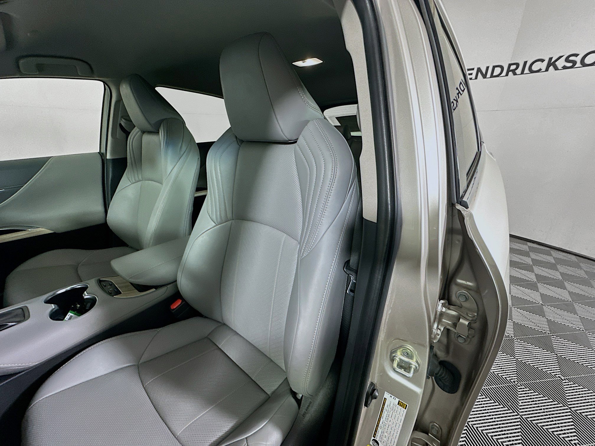 Used 2023 Toyota Venza LE image 12