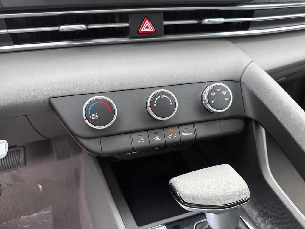 New 2026 Hyundai Elantra SE FWD image 25