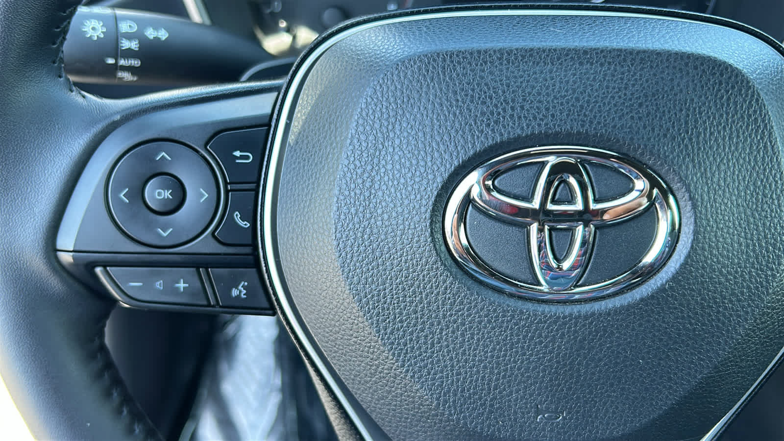 Used 2025 Toyota Corolla SE w/ SE Package FWD image 19