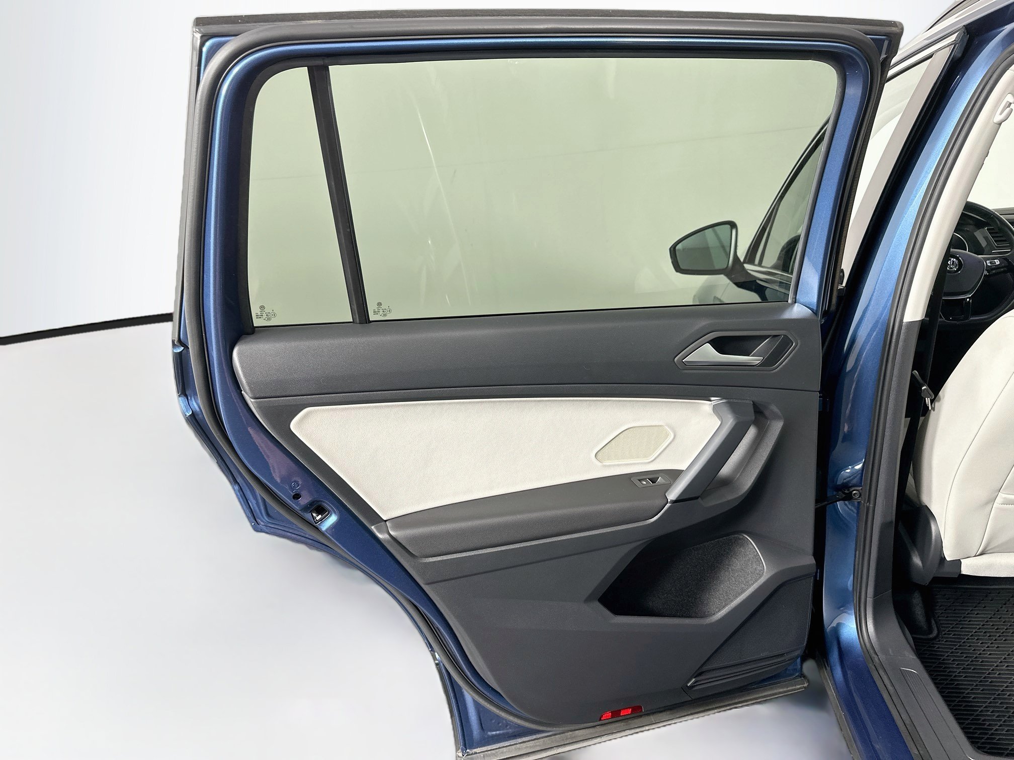 Used 2019 Volkswagen Tiguan SE w/ Panoramic Sunroof Package FWD image 26