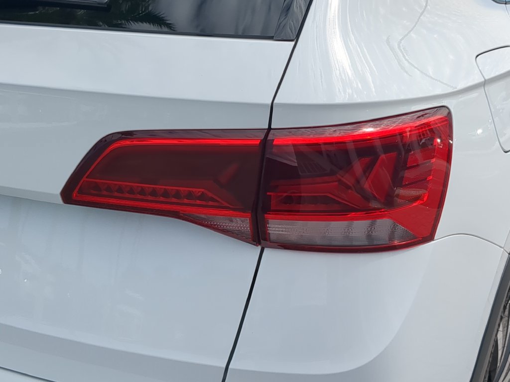 Certified 2022 Volkswagen Taos SE FWD image 8