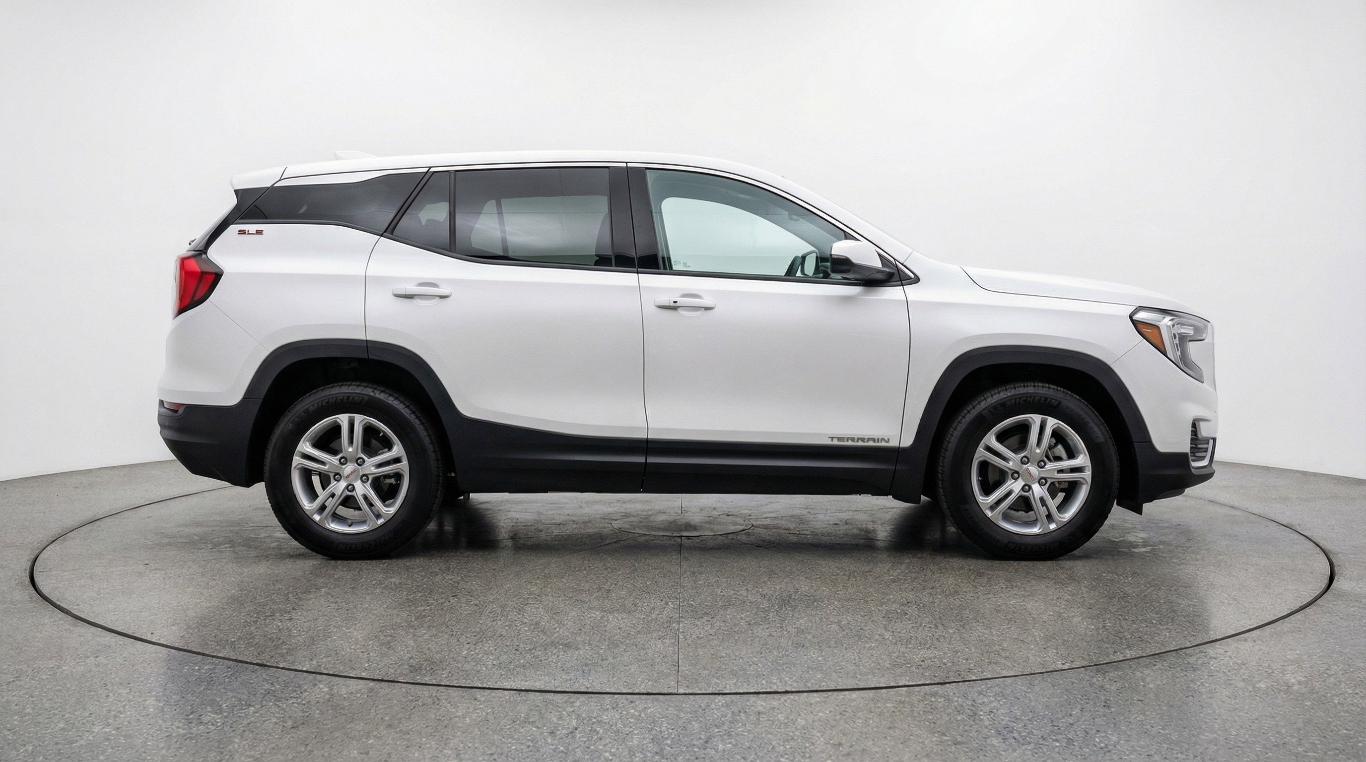 Used 2024 GMC Terrain SLE FWD image 11