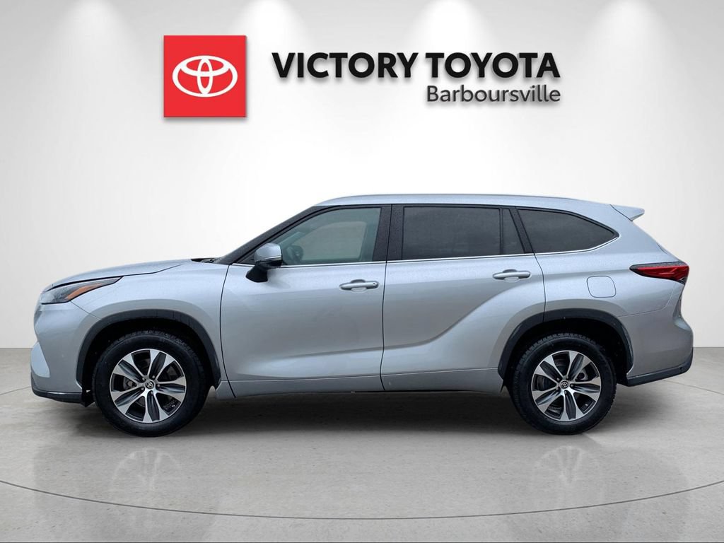 Used 2023 Toyota Highlander XLE FWD image 2
