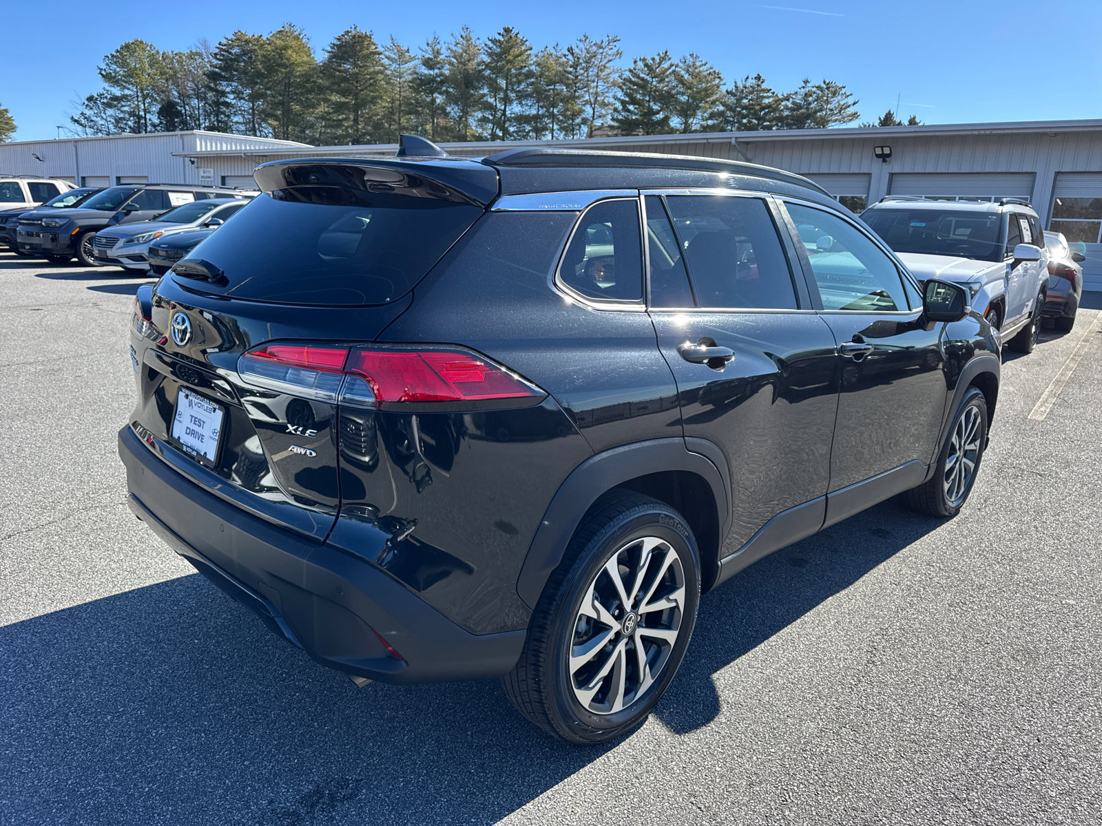 Used 2023 Toyota Corolla Cross XLE image 5