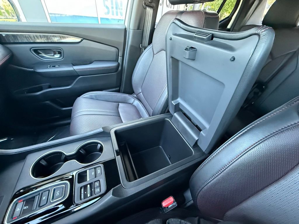 Used 2025 Honda Pilot Black Edition image 28
