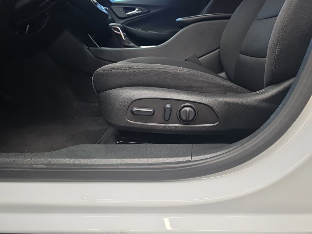 Used 2025 Chevrolet Malibu RS FWD image 34