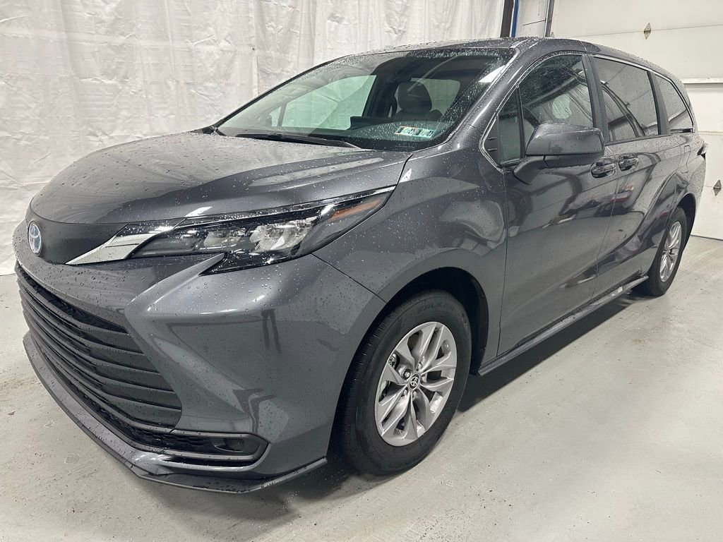 Used 2025 Toyota Sienna LE image 3