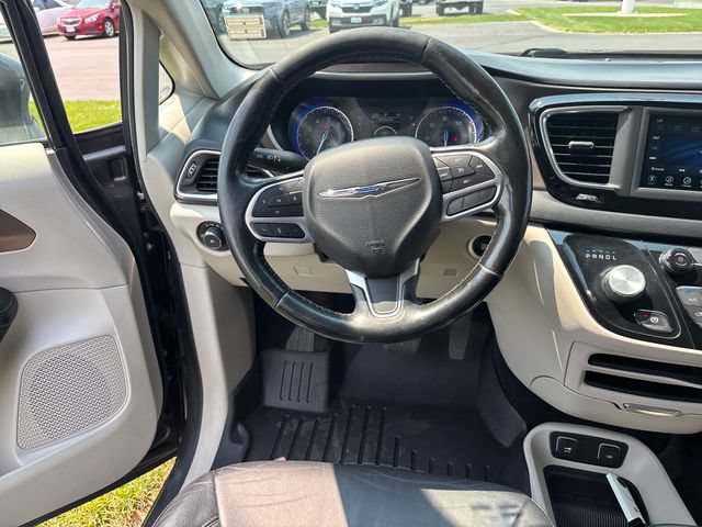 Used 2019 Chrysler Pacifica Touring-L FWD image 14