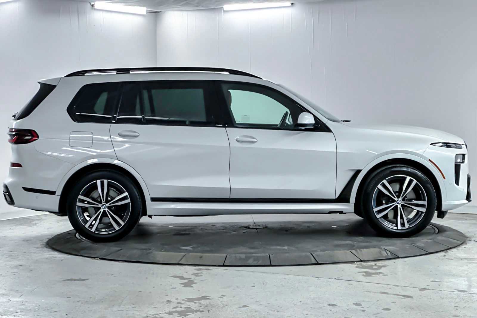 Used 2026 BMW X7 xDrive40i w/ Executive Package image 8