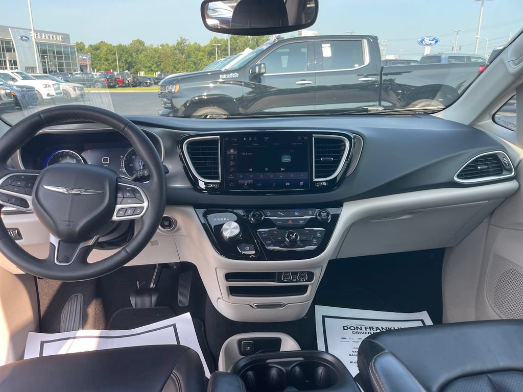 Used 2023 Chrysler Pacifica Touring-L FWD image 15