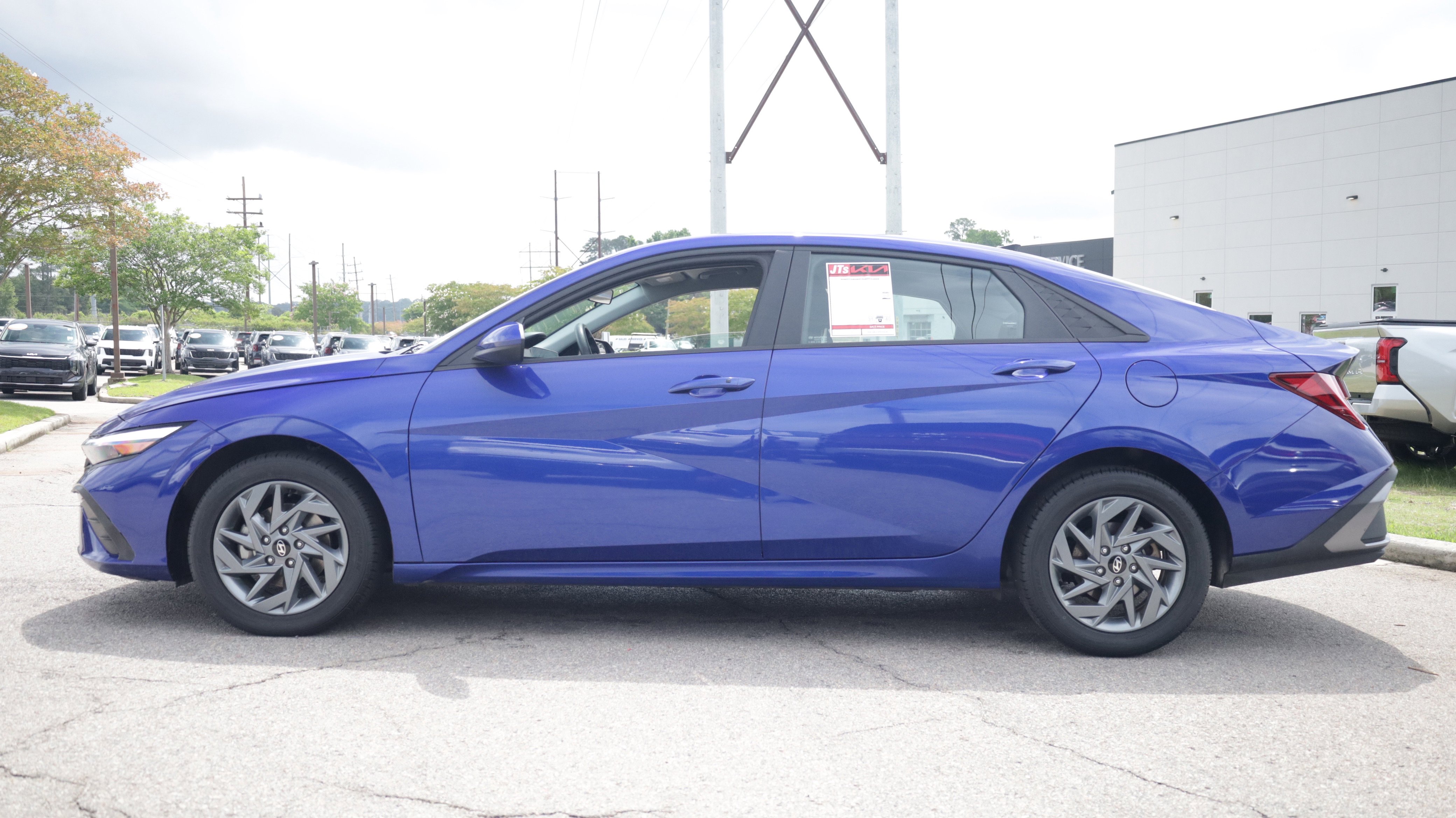 Used 2024 Hyundai Elantra SEL FWD image 2