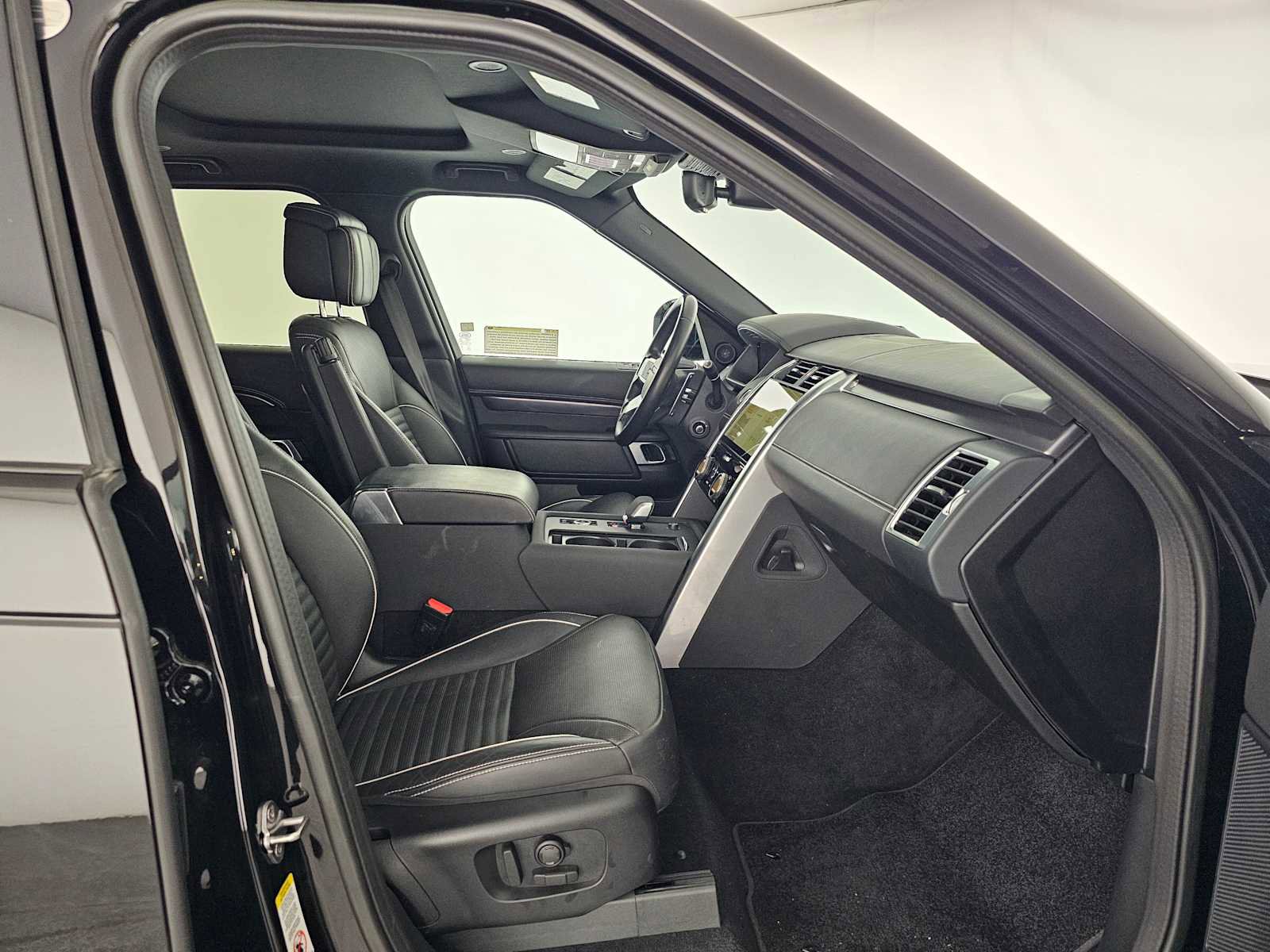 Used 2024 Land Rover Discovery Metropolitan Edition image 10