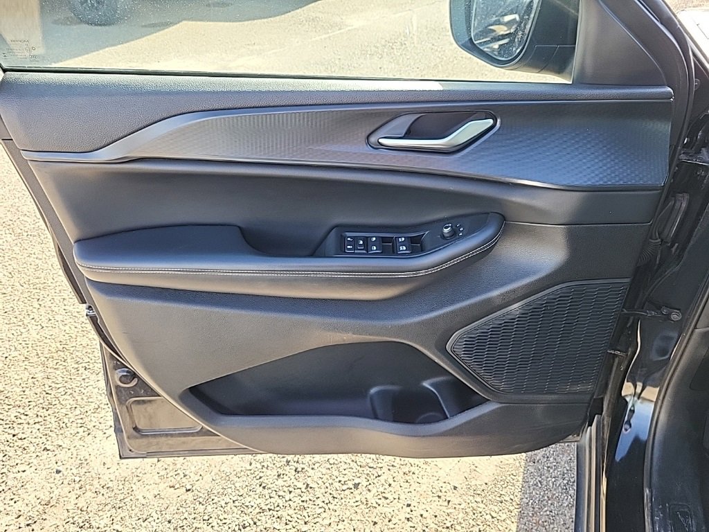 Used 2023 Jeep Grand Cherokee Laredo image 11