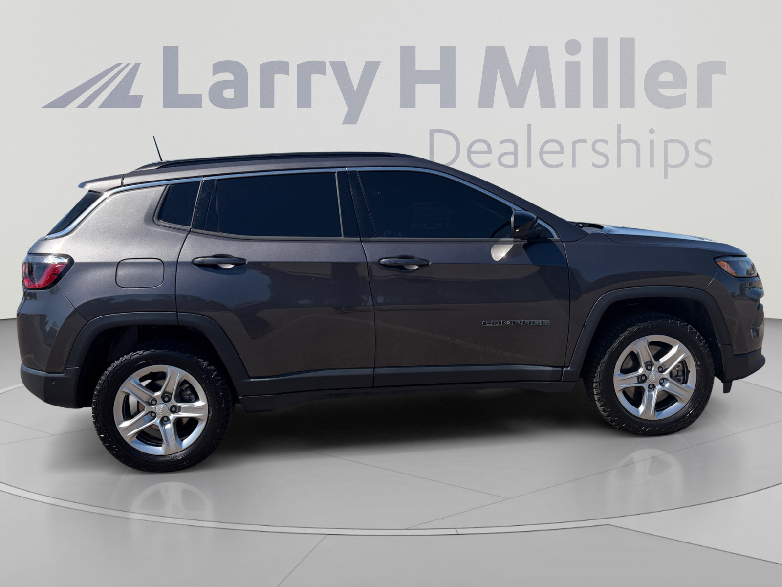 Used 2023 Jeep Compass Latitude w/ Sun and Sound Group AWD/4WD image 7