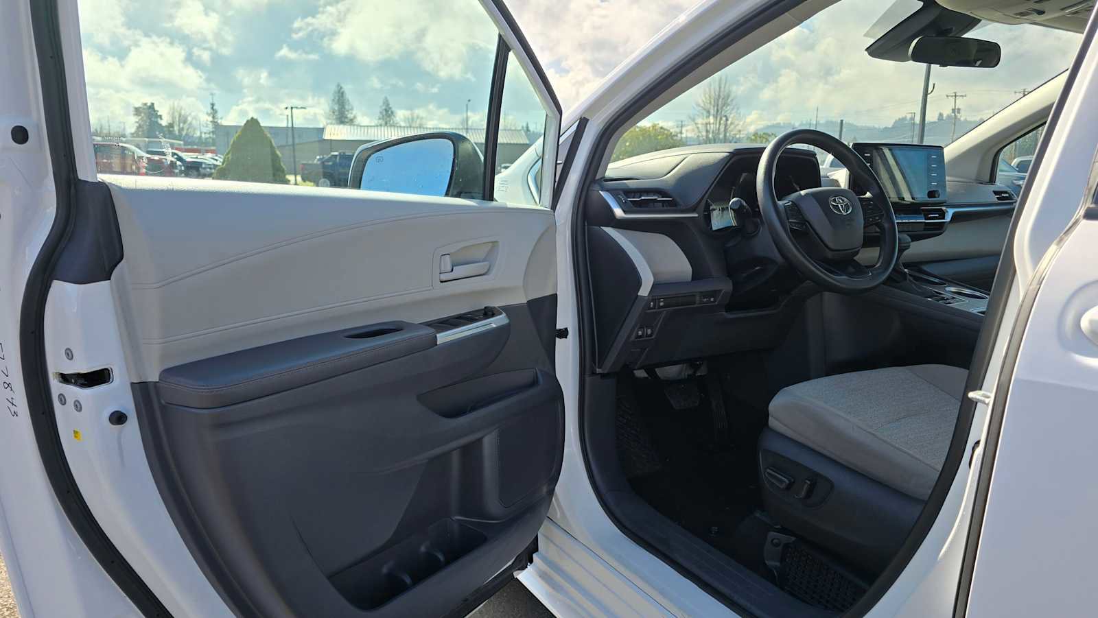 Used 2024 Toyota Sienna LE image 23