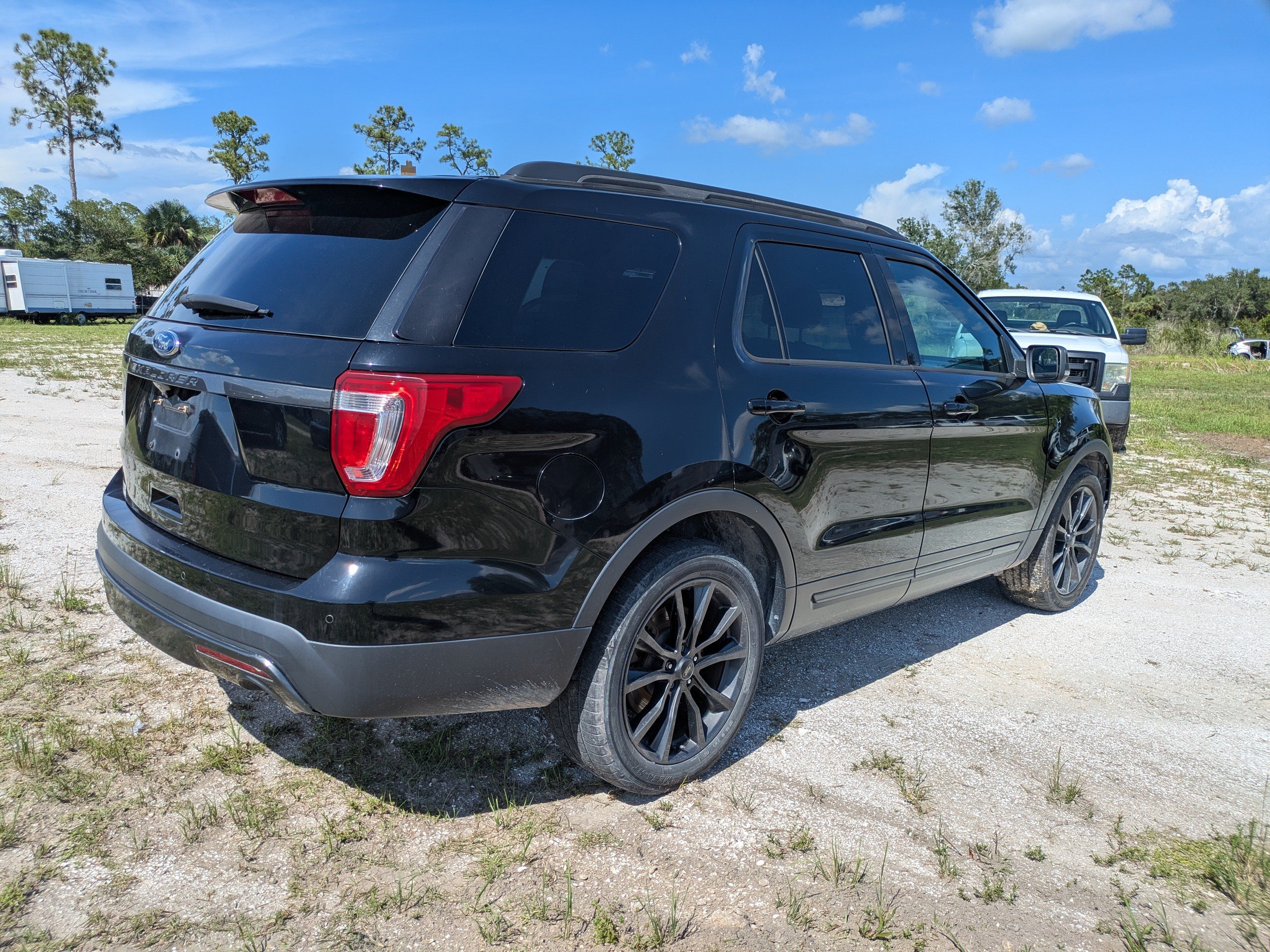 Used 2017 Ford Explorer XLT w/ Equipment Group 202A FWD image 4