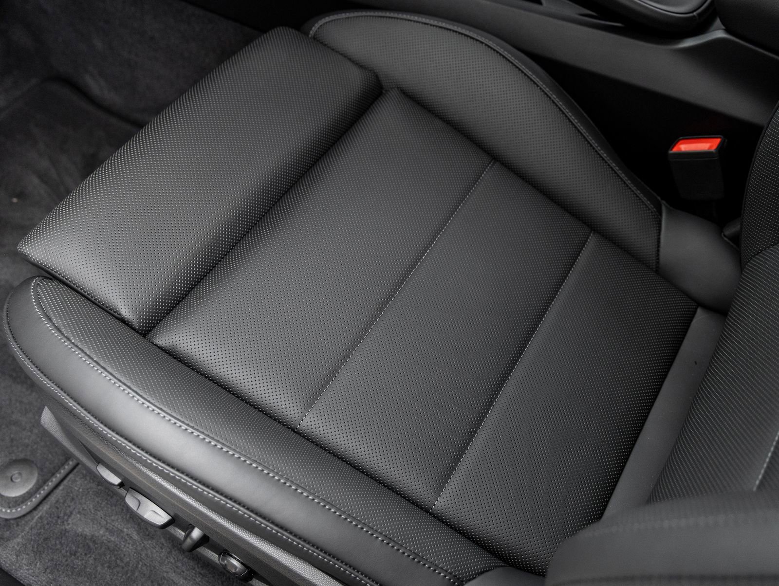 Certified 2025 Porsche Macan Electric image 21