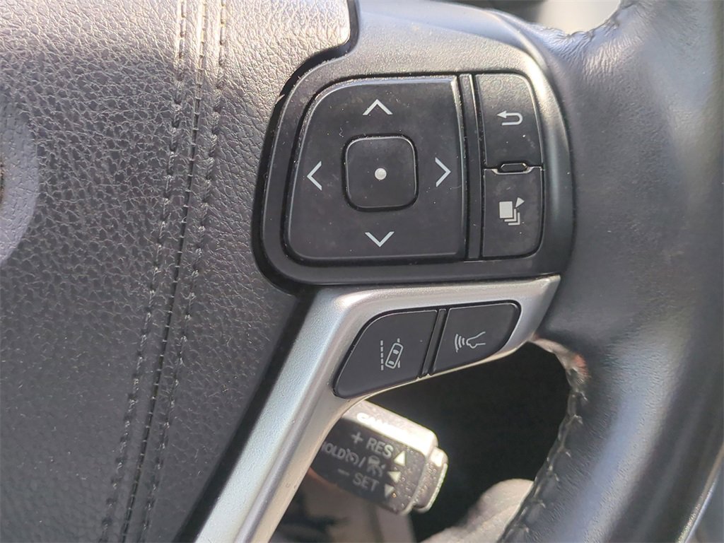 Used 2017 Toyota Highlander Limited image 27