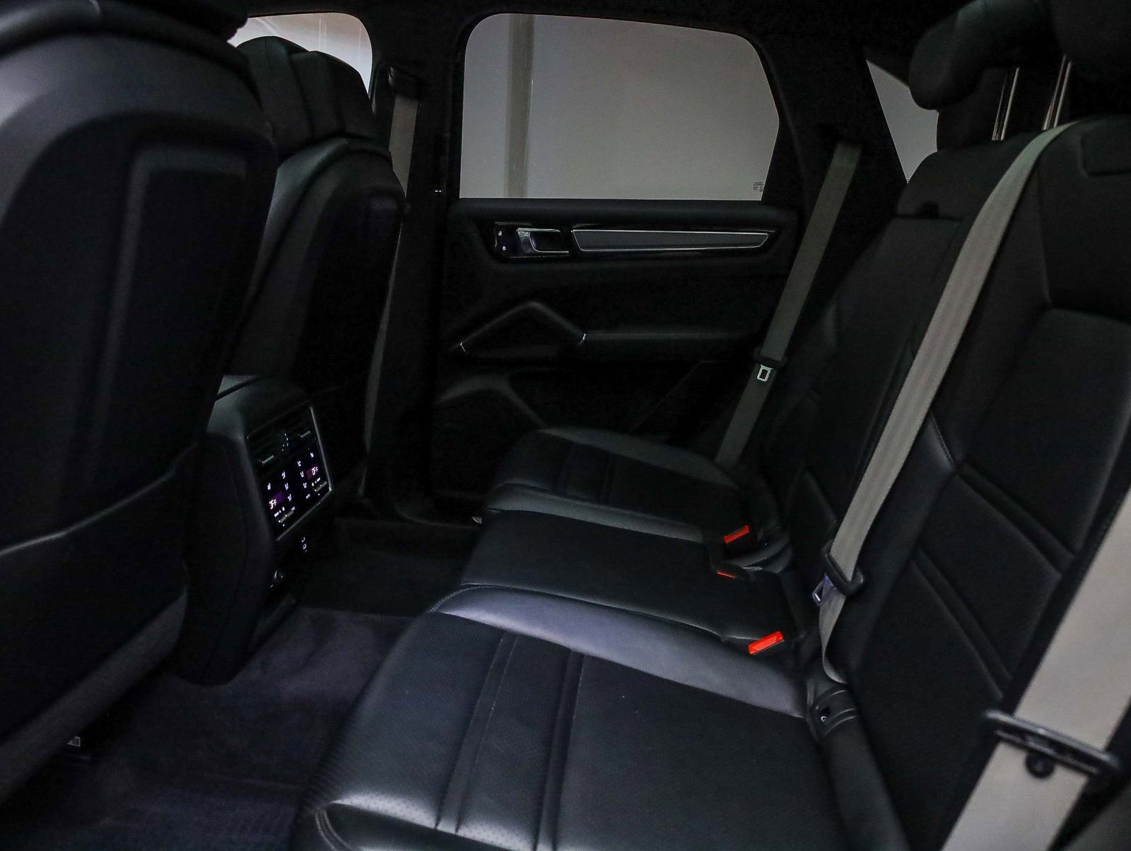 Certified 2023 Porsche Cayenne Platinum Edition image 23