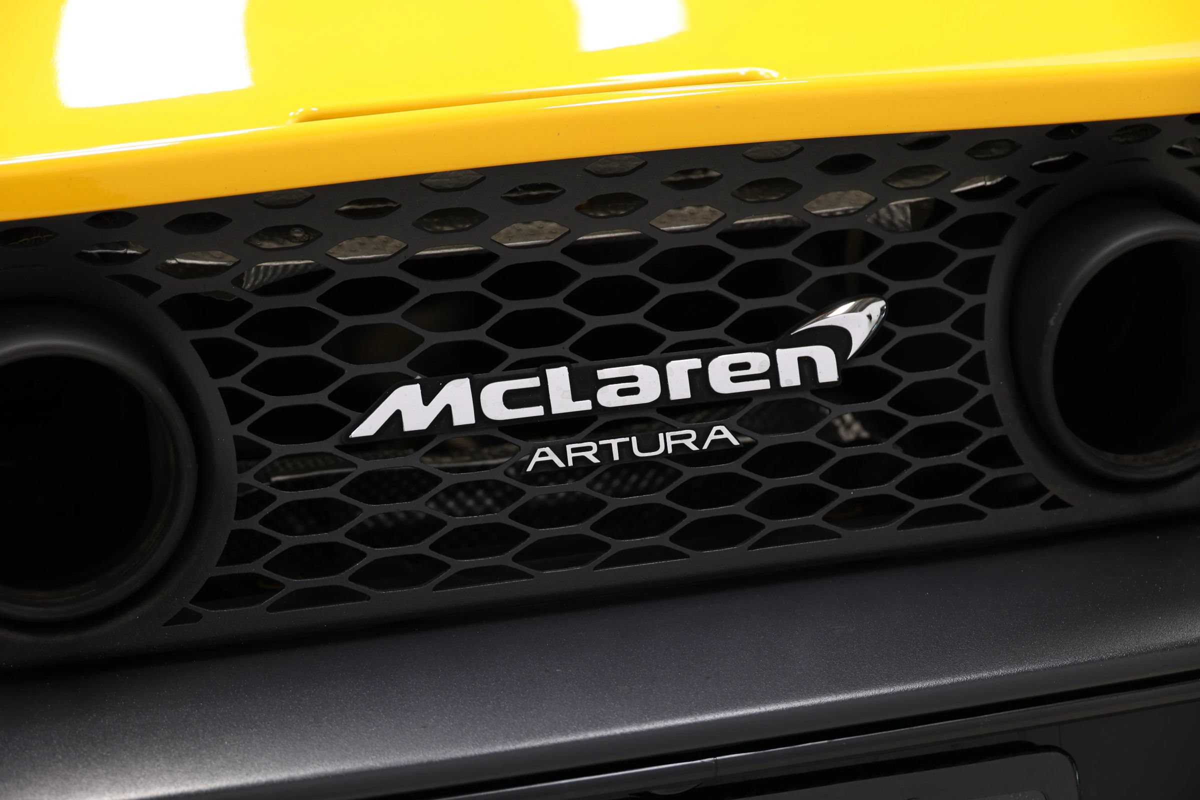 Used 2023 McLaren Artura RWD image 6