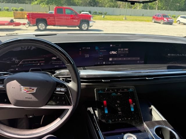 Used 2025 Cadillac Escalade Sport AWD/4WD image 3