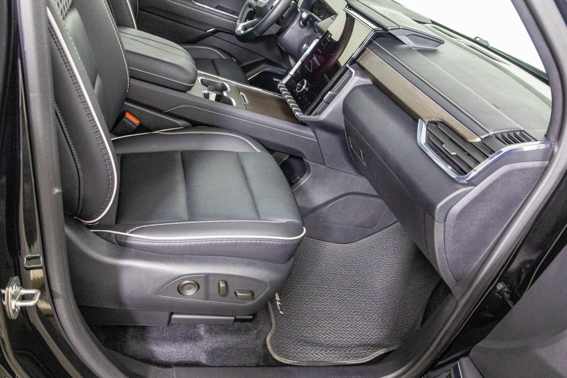 Used 2024 GMC Acadia Denali image 42