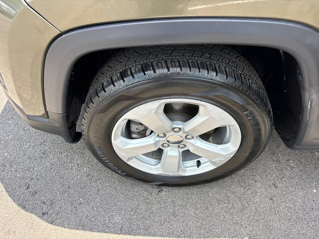 Used 2019 Jeep Compass Latitude w/ Cold Weather Group AWD/4WD image 34