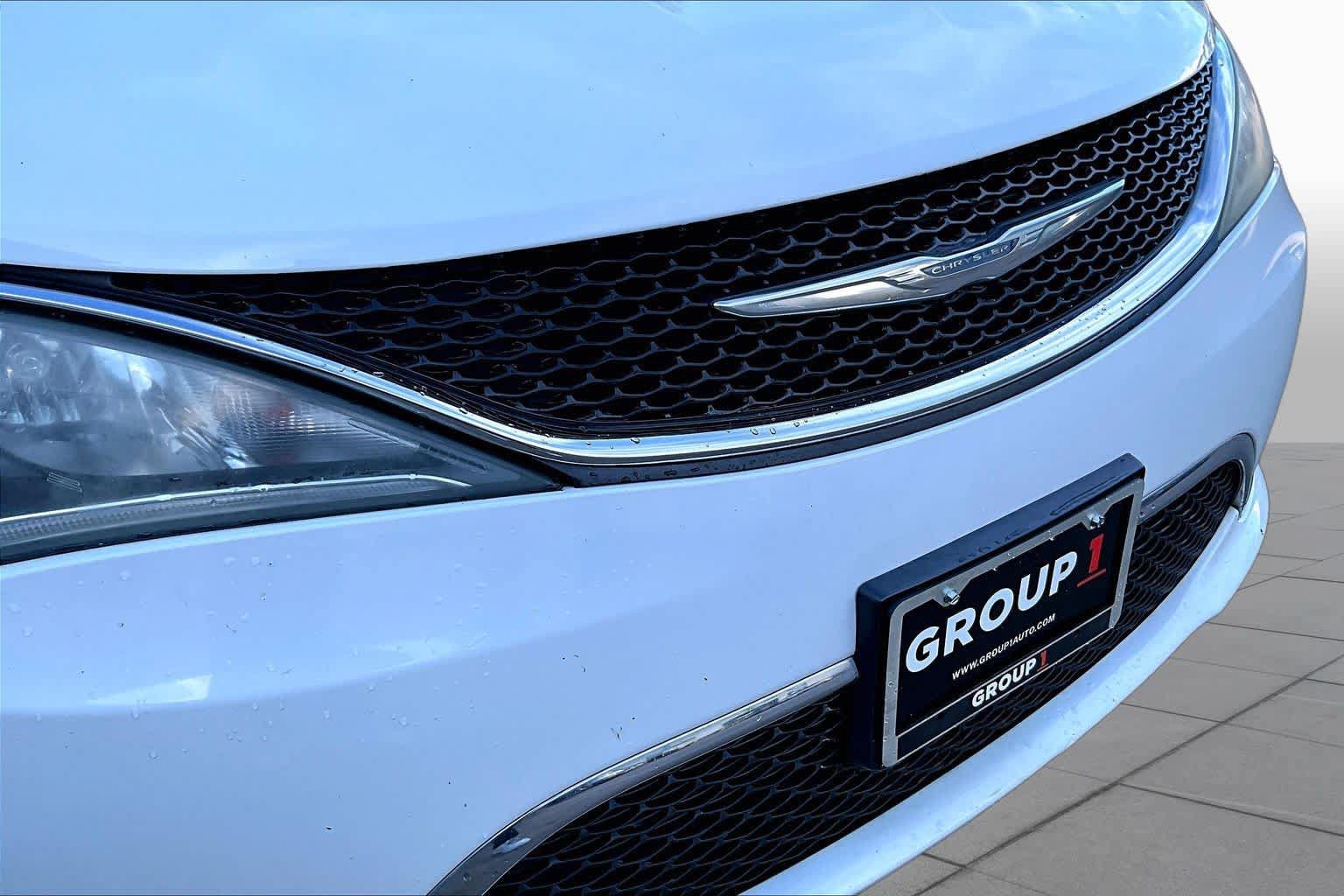 Used 2017 Chrysler Pacifica Touring-L FWD image 29