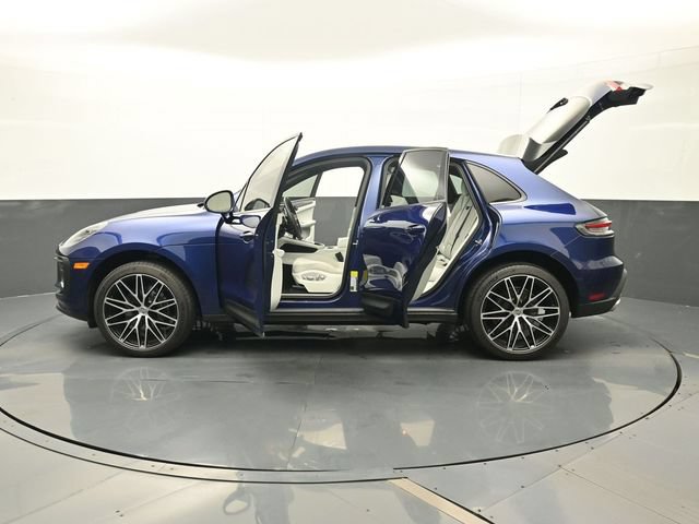 Certified 2025 Porsche Macan AWD/4WD image 30