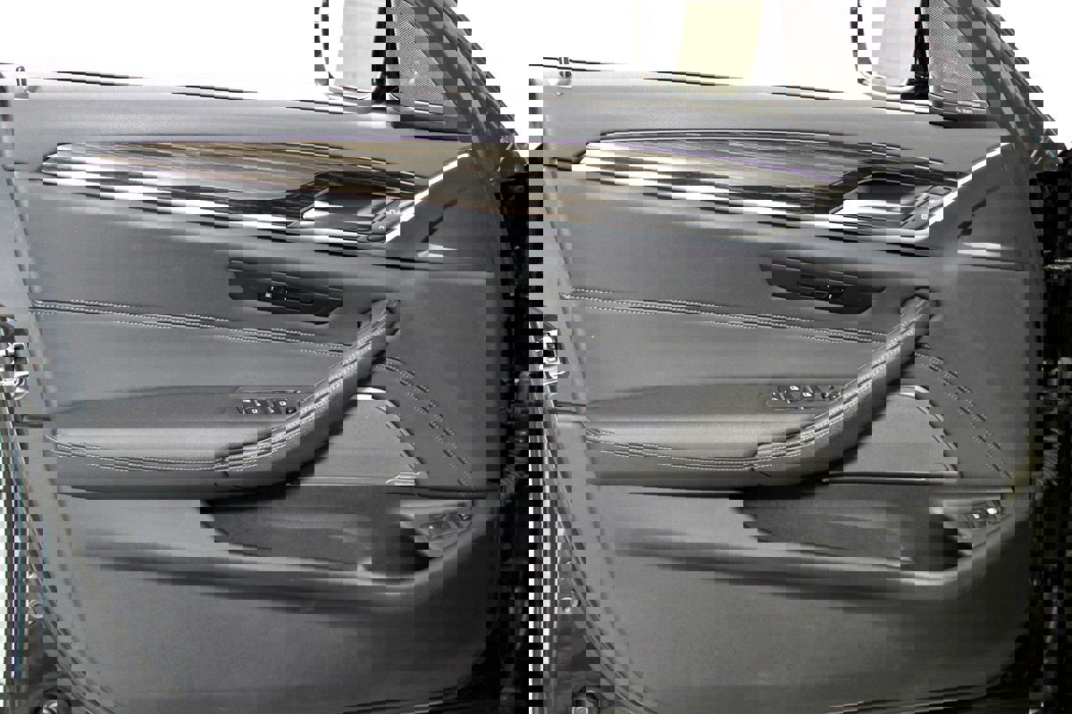 Used 2023 BMW 530e 530e w/ M Sport Package image 7