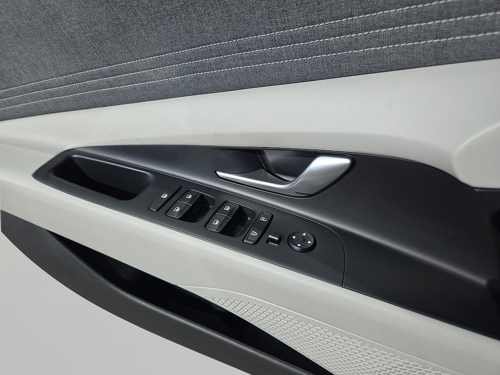 Certified 2025 Hyundai Elantra Limited FWD image 15