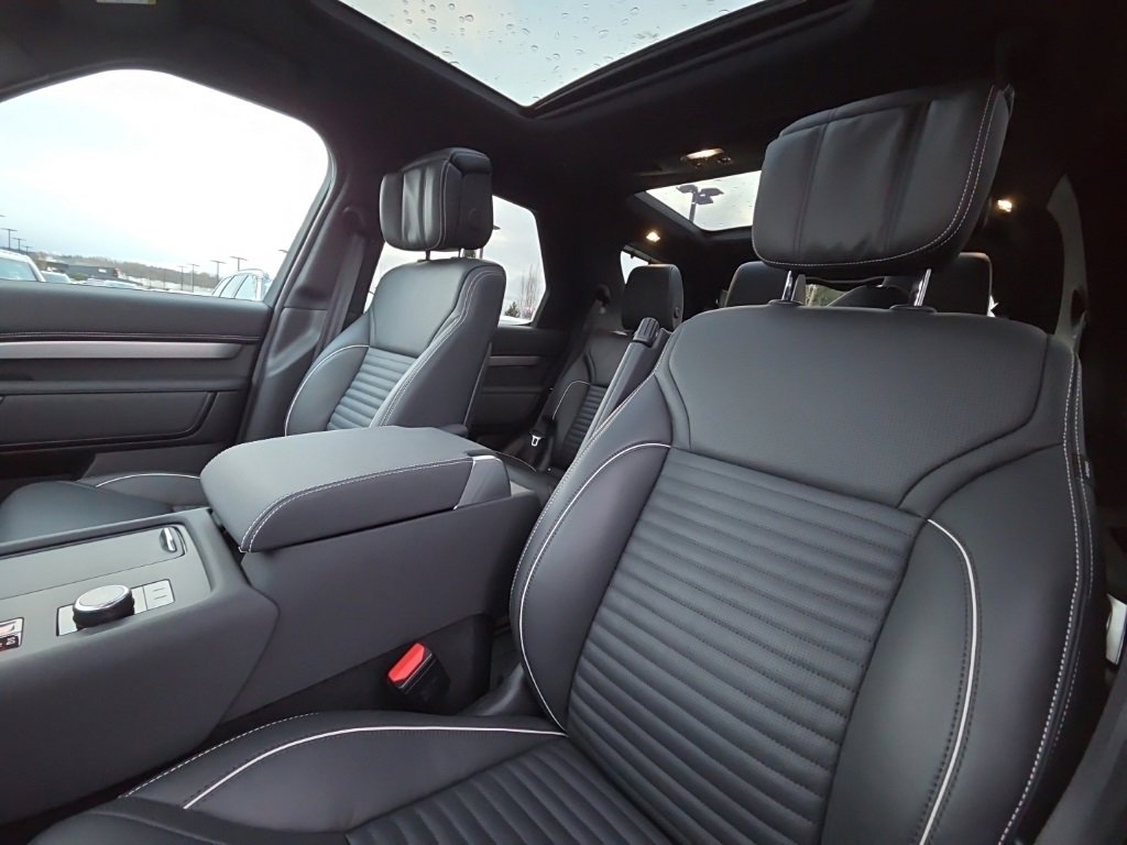 Certified 2024 Land Rover Discovery Dynamic SE image 13