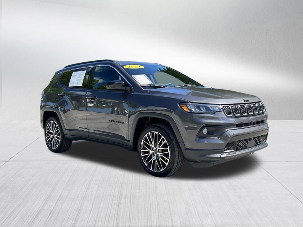 Used 2024 Jeep Compass Latitude image 3