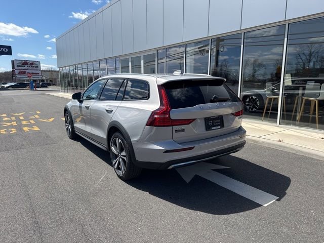 Certified 2025 Volvo V60 B5 Cross Country Plus image 3