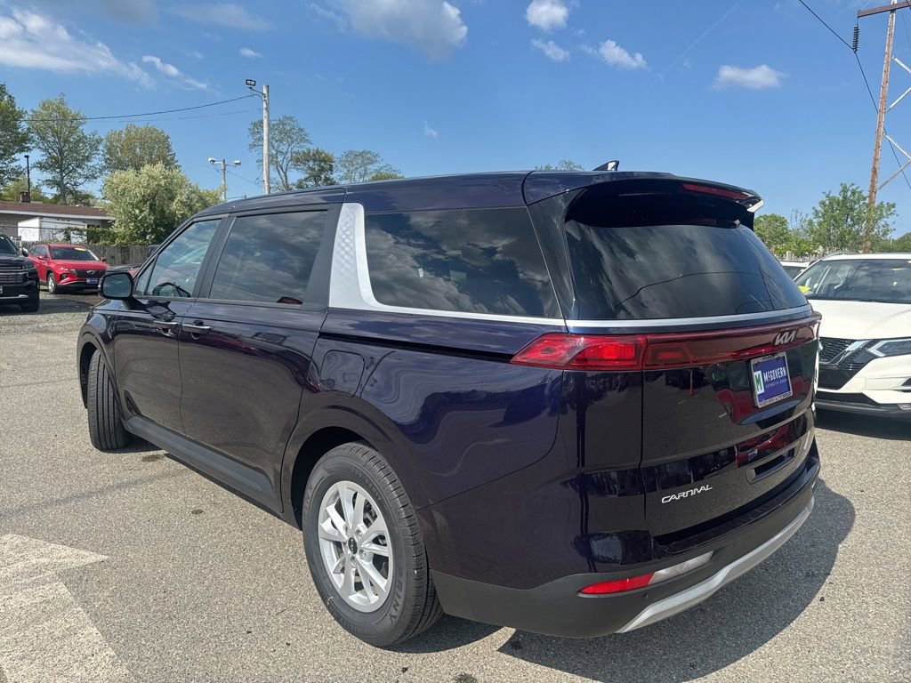 Used 2024 Kia Carnival LX FWD image 7