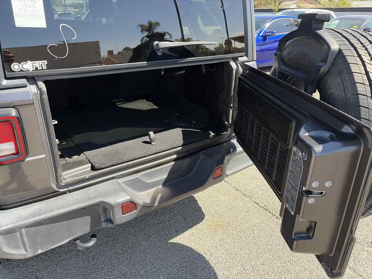 Used 2019 Jeep Wrangler Unlimited Sahara AWD/4WD image 12