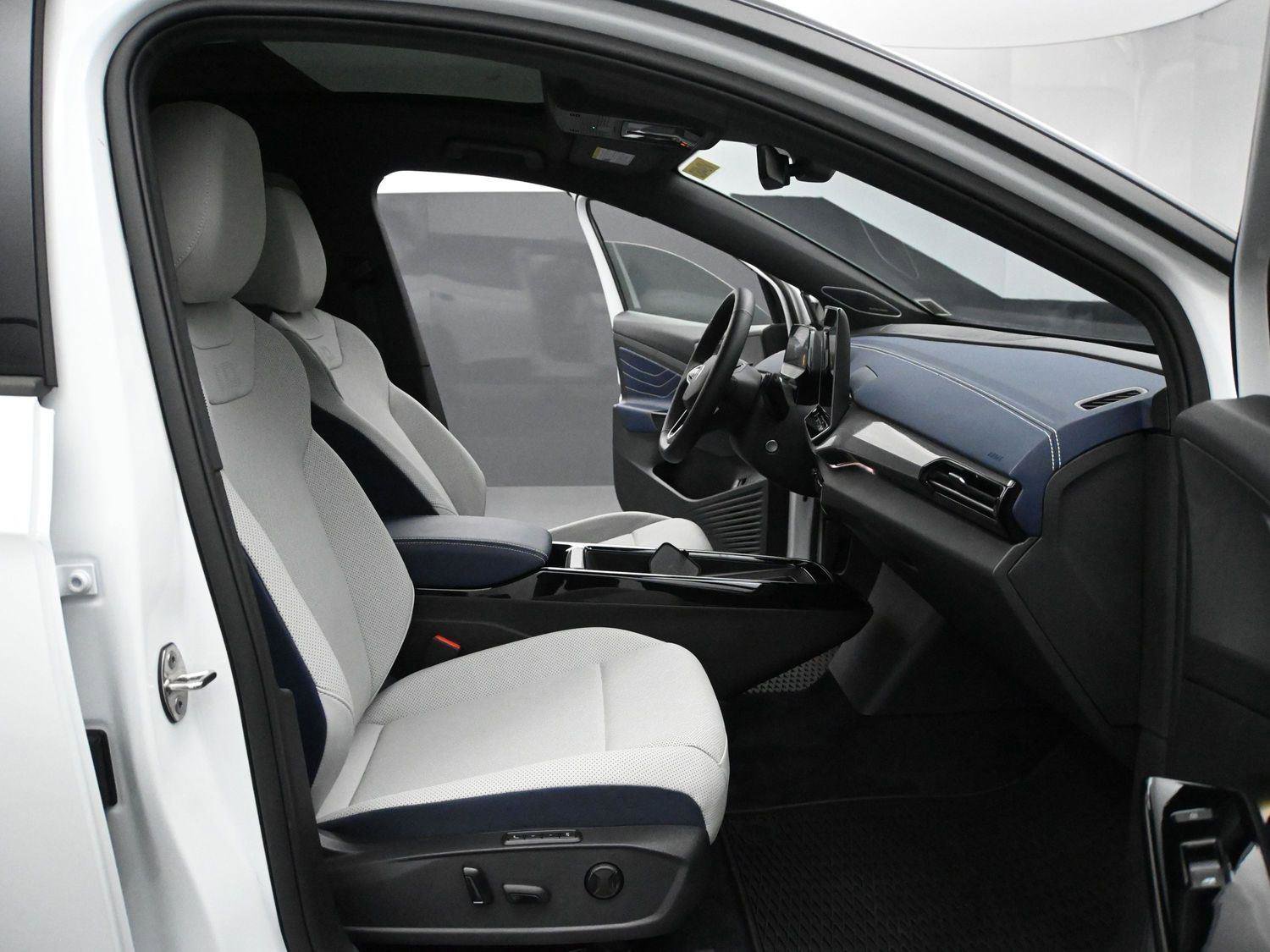 Used 2025 Volkswagen ID.4 Pro S Plus image 17