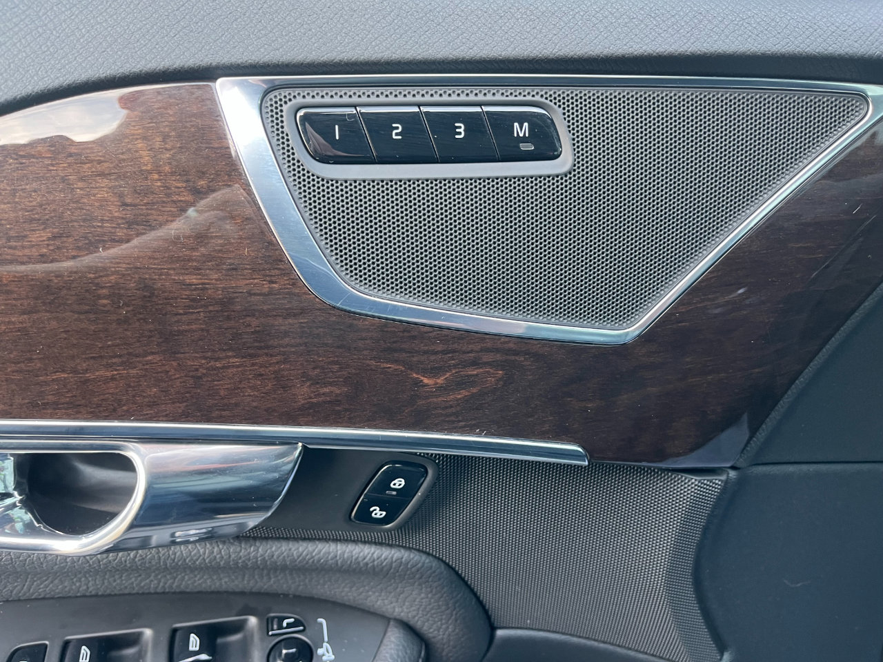 Used 2016 Volvo XC90 T8 Momentum image 26