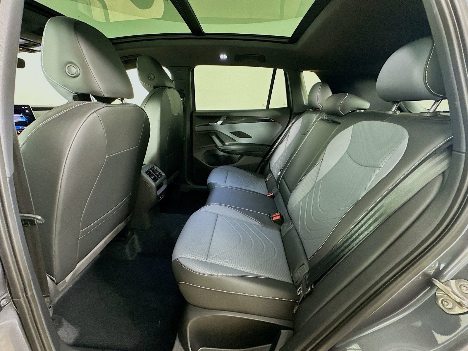 Certified 2025 Volkswagen Tiguan SE R-Line AWD/4WD image 37