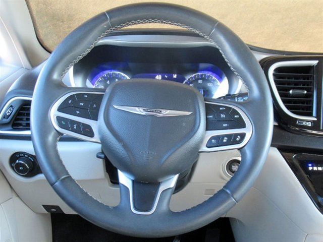 Used 2022 Chrysler Pacifica Touring-L FWD image 21