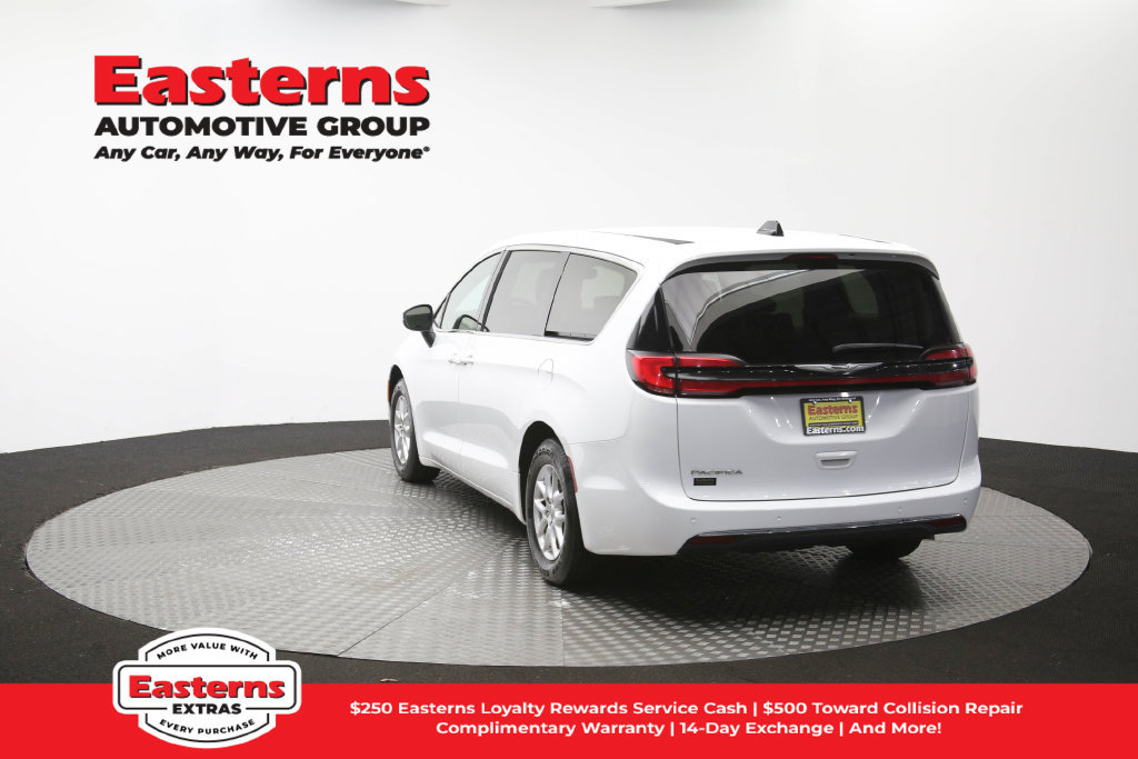 Used 2023 Chrysler Pacifica Touring-L FWD image 68