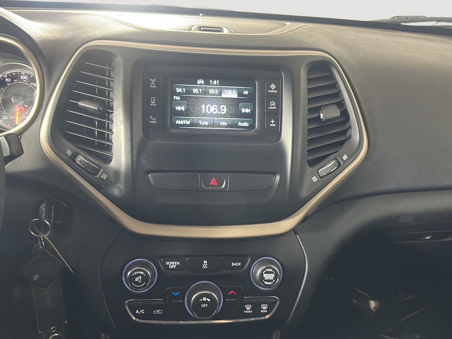 Used 2017 Jeep Cherokee Latitude FWD image 13