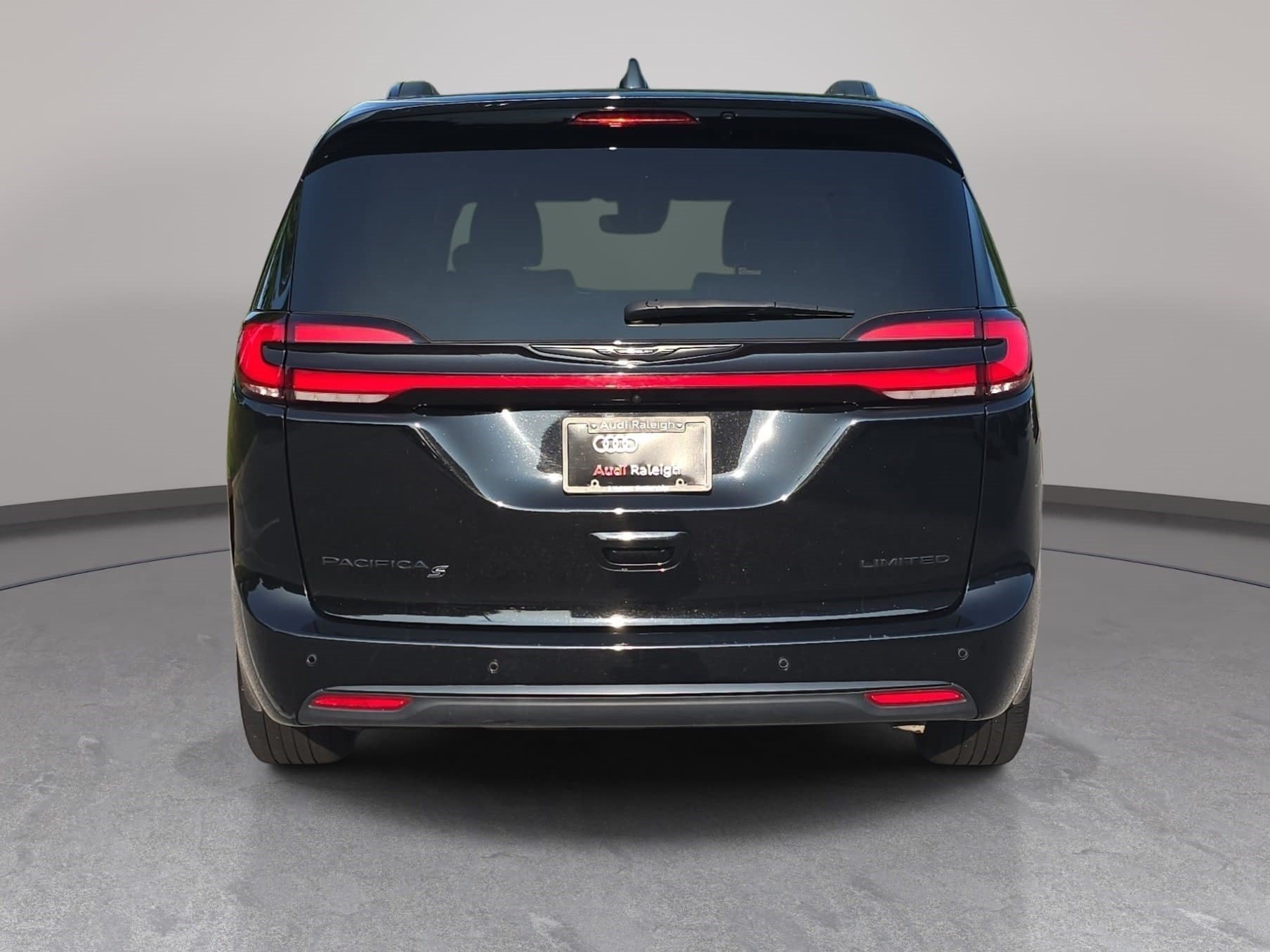 Used 2025 Chrysler Pacifica Limited FWD image 7