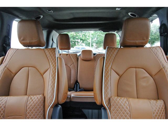 Used 2025 Chrysler Pacifica Pinnacle FWD image 13