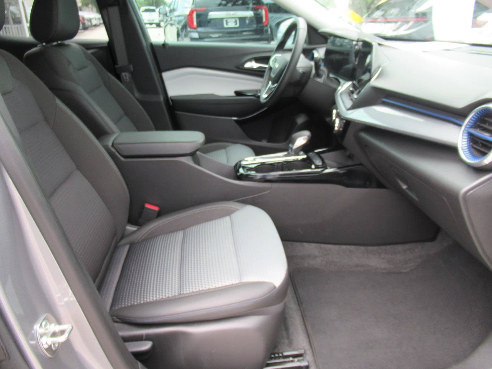 Used 2025 Chevrolet Trax LT w/ Sunroof Package FWD image 10